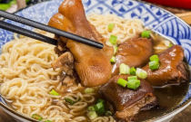 傳統(tǒng)豬腳面如何創(chuàng)新爆紅？揭秘創(chuàng)業(yè)者智慧之旅