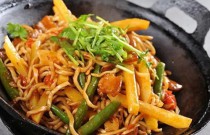 鐵鍋燜面創(chuàng)業(yè)秘籍：背后故事，如何脫穎而出，速來(lái)探尋！