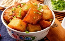 鍋巴土豆爆火秘訣？選材調(diào)味火候全解析，創(chuàng)業(yè)挑戰(zhàn)如何應(yīng)對？