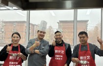「錫紙燒，落地成功」出攤就排隊，老板直呼：忙瘋了！