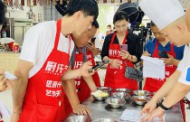 「旋轉小火鍋」開店成功！餐餐爆滿，一月回本！