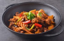 精準(zhǔn)技術(shù)傳授，快速上手鐵鍋雞，打造你的餐飲品牌。