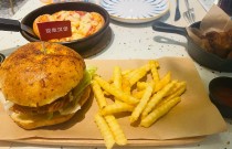 雞胸肉做漢堡包怎么腌制？掌握這幾招，口感鮮嫩又多汁！