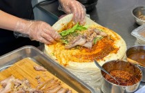 正宗鹵肉卷餅在哪里學(xué)？學(xué)得快好吃，生意火爆排隊忙！