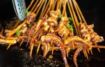 鐵板魷魚擺攤賺錢嗎？技術(shù)穩(wěn)口味正，生意爆到排隊！
