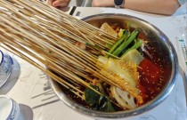 冷鍋串串放什么菜好吃？選對菜品一夜爆單，擺攤賺錢翻倍不是夢！