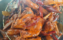 大學(xué)生棄職擺攤賣鹵串，日賺 1000+！小生意藏大機(jī)遇
