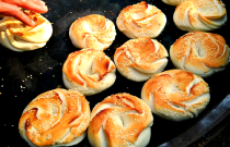 山東臨沂馬蹄子燒餅好做嗎？配方標(biāo)準化有訣竅，一人擺攤也能輕松干！