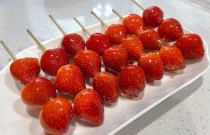 草莓冰糖葫蘆怎么做？糖衣脆不粘牙，掌握這幾步新手也能做出爆款甜味！