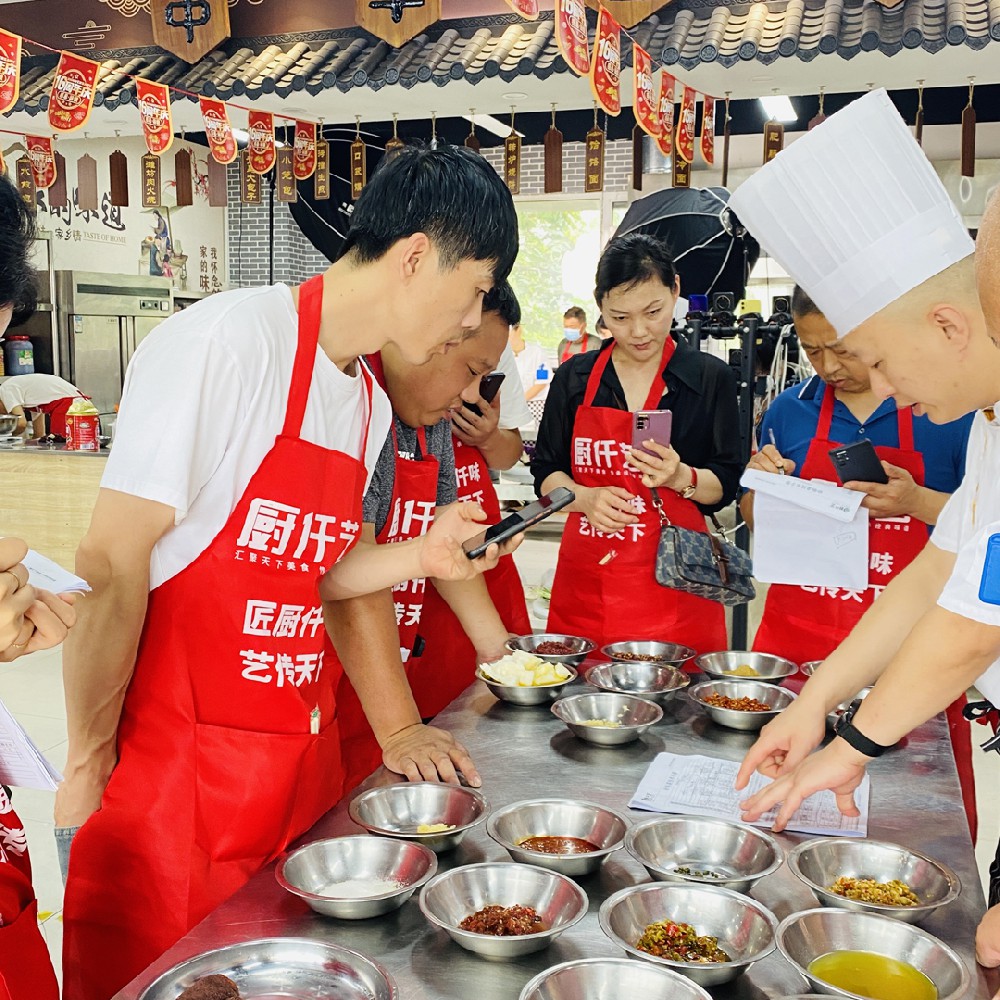 「旋轉(zhuǎn)小火鍋」開(kāi)店成功！餐餐爆滿，一月回本！
