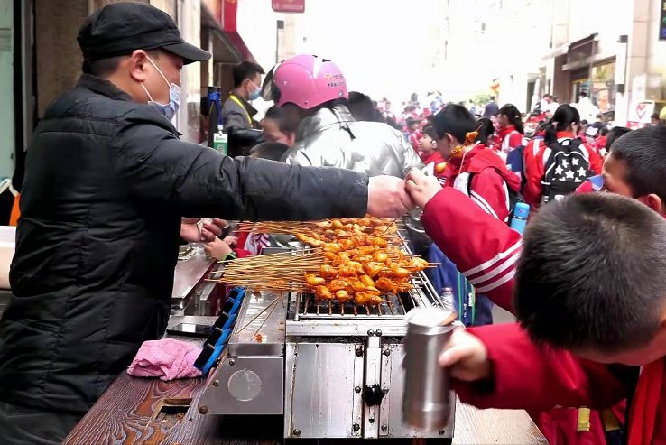 擺攤小吃技術(shù)哪里學(xué)？踏上創(chuàng)業(yè)之路的第一步