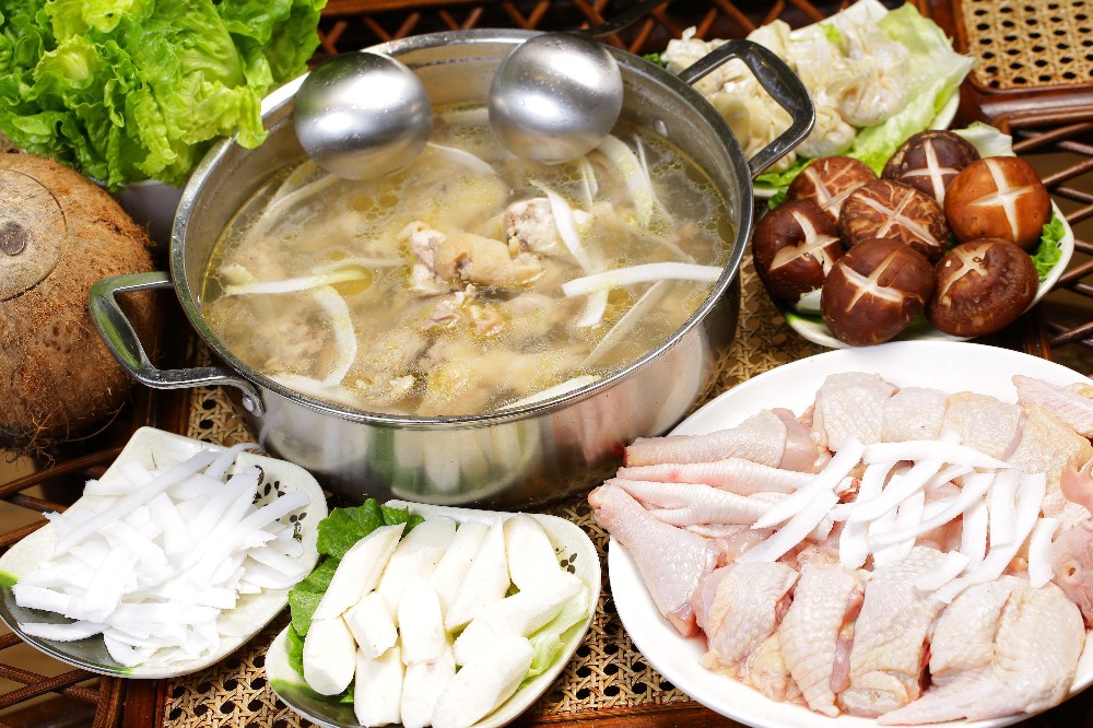 椰子雞火鍋的做法：清甜鮮美，一鍋養(yǎng)生