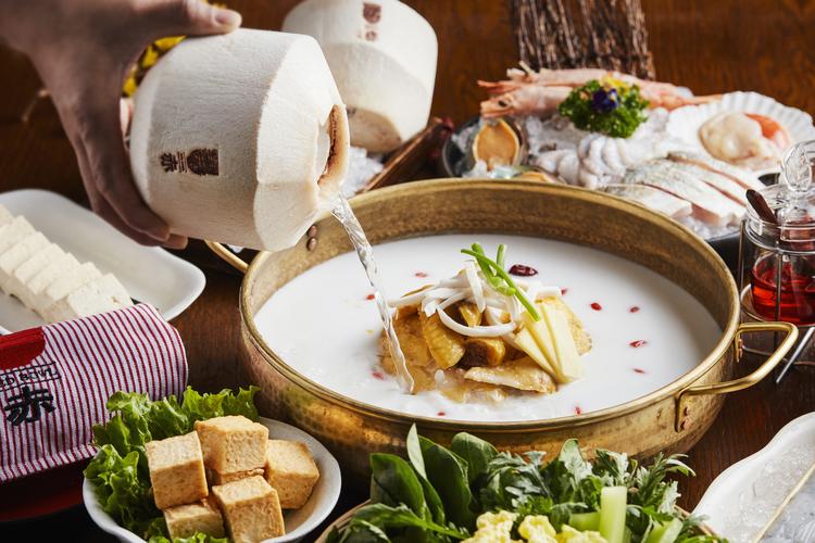 椰子雞火鍋的做法：清甜鮮美，一鍋養(yǎng)生