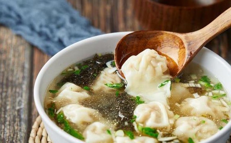 想學(xué)做餛飩？湯鮮皮薄餡多，餛飩培訓(xùn)基地竟能帶來(lái)這些驚喜！
