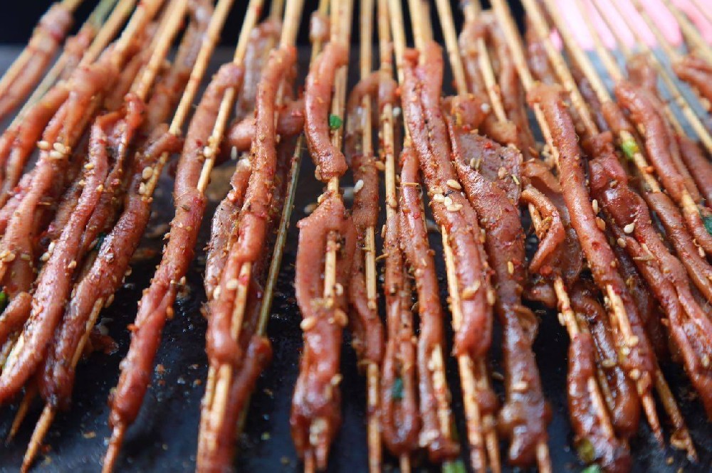 鐵板鴨腸技術(shù)教學(xué)，從配料到火候，輕松掌握秘制風(fēng)味！