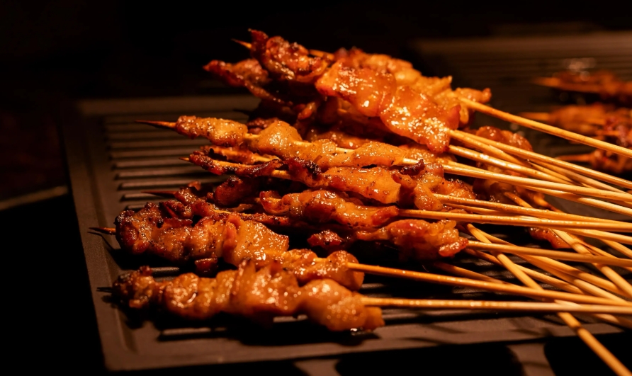 想靠燒烤創(chuàng)業(yè)？從技術(shù)學(xué)習(xí)到小吃車經(jīng)營全攻略