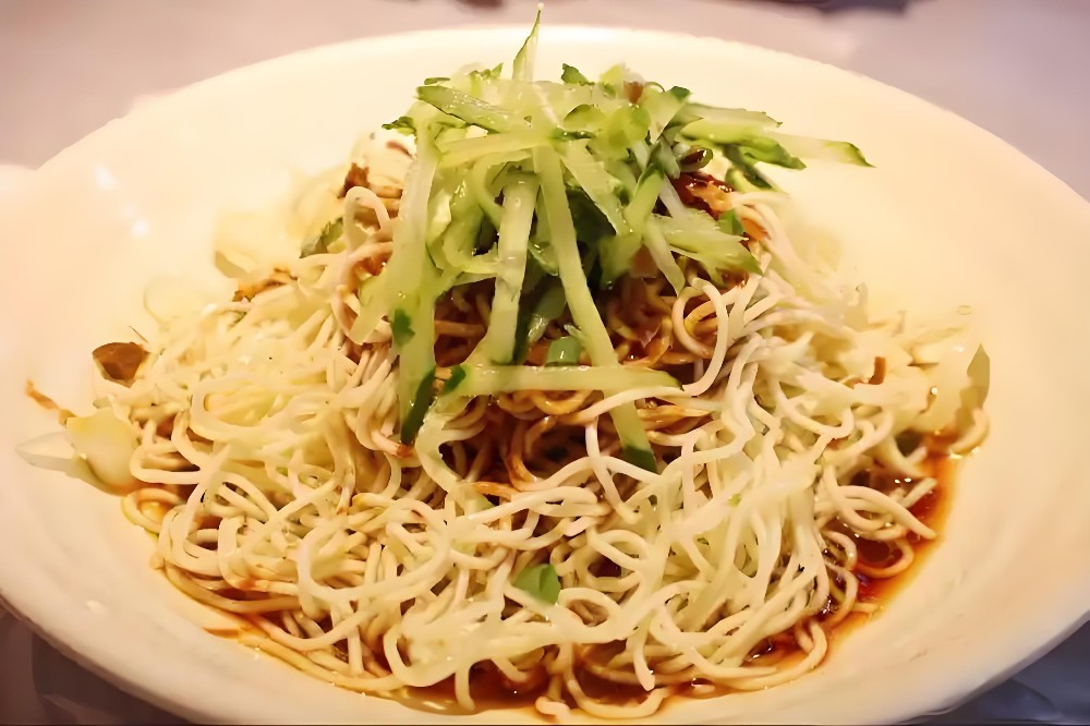 涼面調(diào)料配方教程，輕松掌握經(jīng)典夏日美味制作技巧