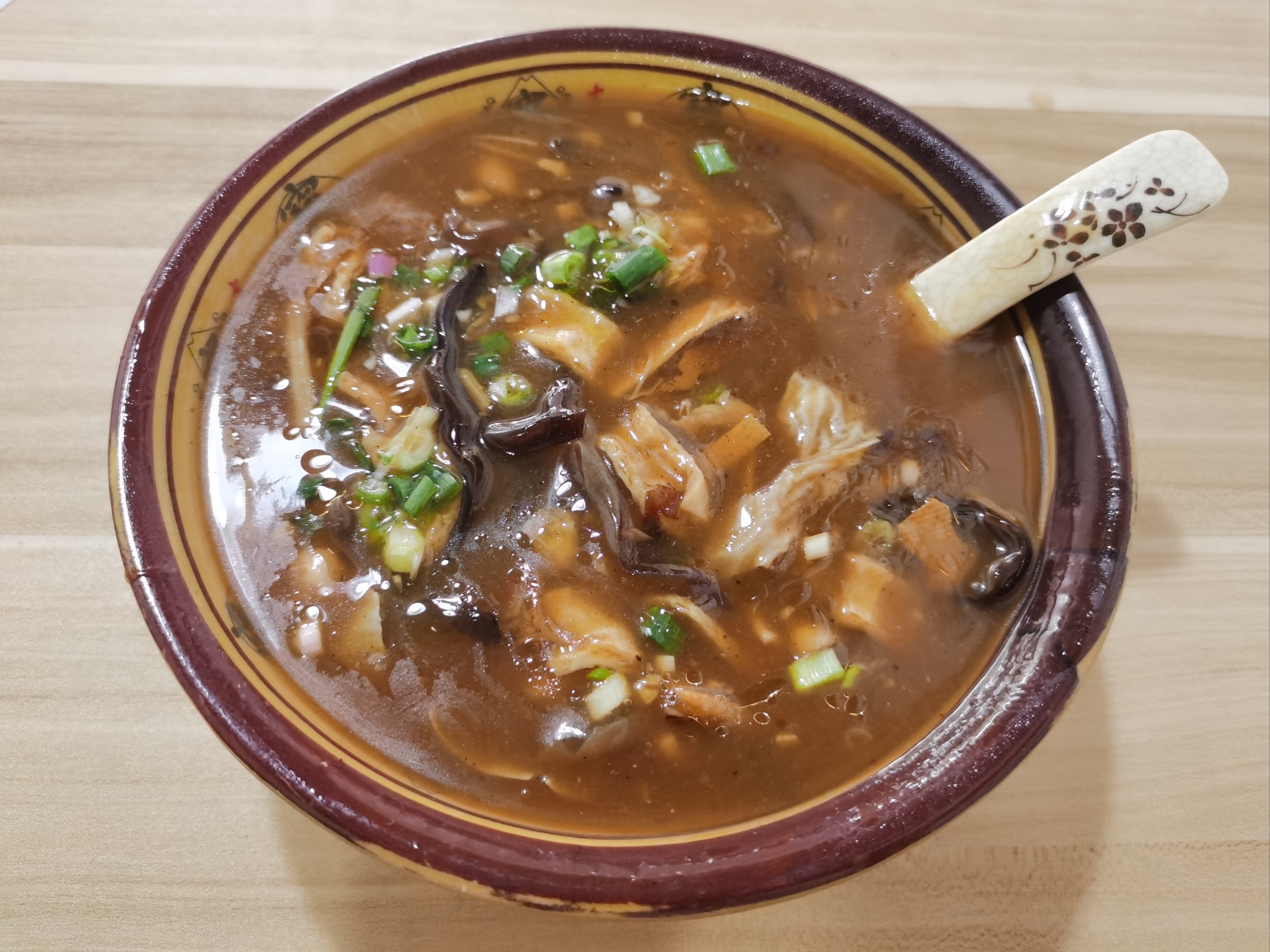 胡辣湯的做法和配料揭秘！3個(gè)關(guān)鍵技巧，學(xué)會(huì)后湯底更濃郁！