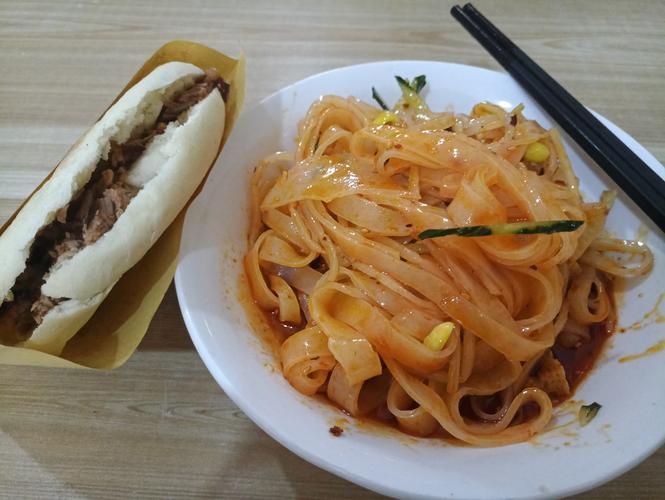 涼皮肉夾饃實體店教學(xué)：新手創(chuàng)業(yè)者的“黃金搭檔”還是“坑”？