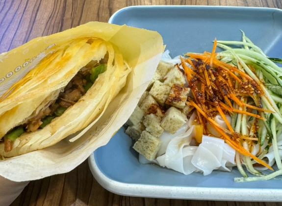 涼皮肉夾饃實體店教學揭秘！創(chuàng)業(yè)者必看，避開常見陷阱！