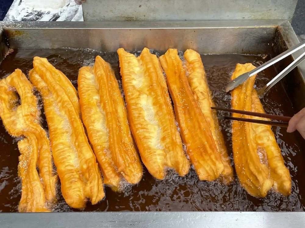 早餐油條制作技術(shù)，教你做出外脆內(nèi)軟的完美油條！