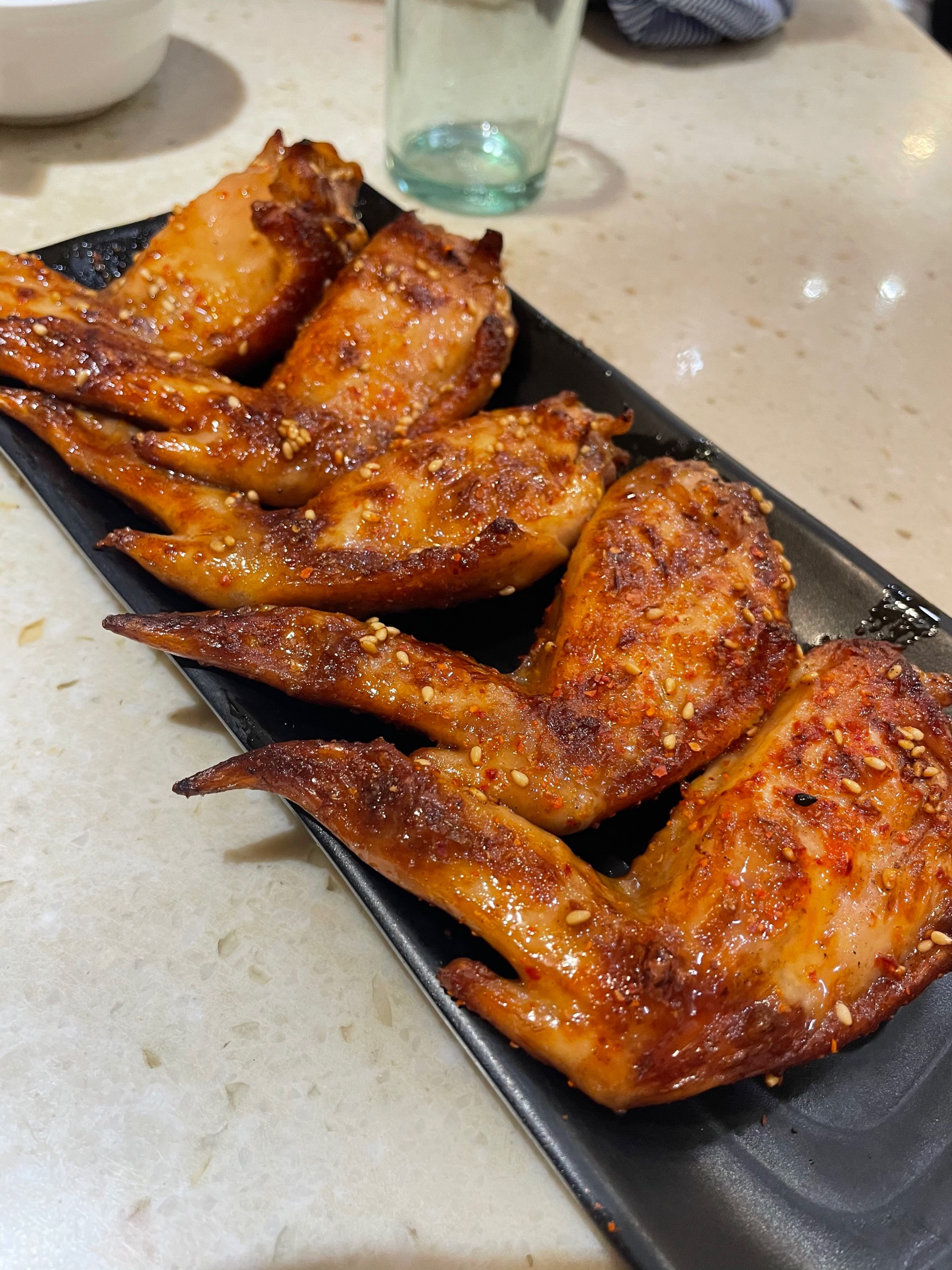 如何烤出外酥內(nèi)嫩的美味烤雞翅？簡(jiǎn)單步驟，輕松學(xué)會(huì)！