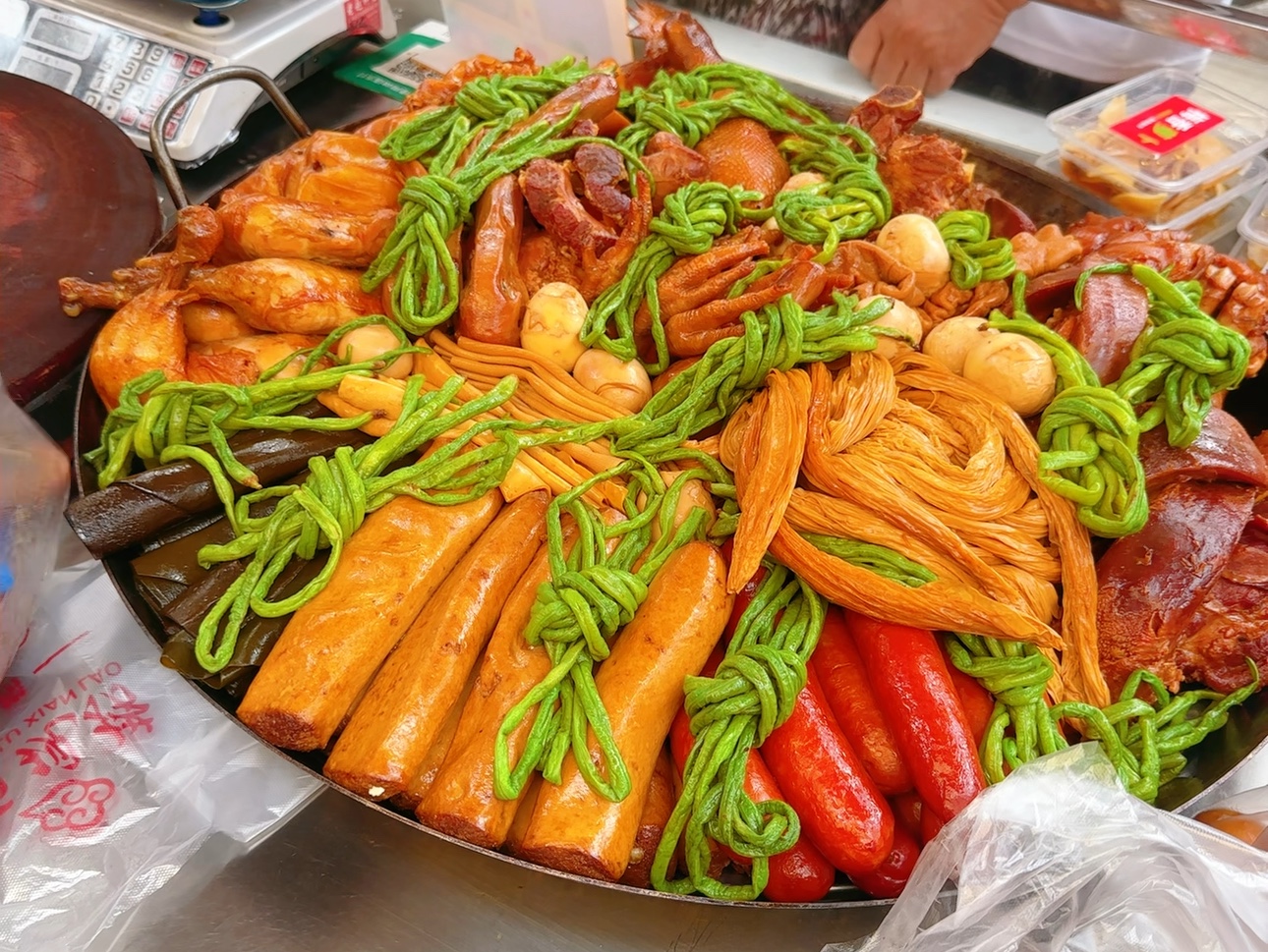 大鍋鹵菜的正宗做法擺攤：想學(xué)真技術(shù)，別被套路坑了！
