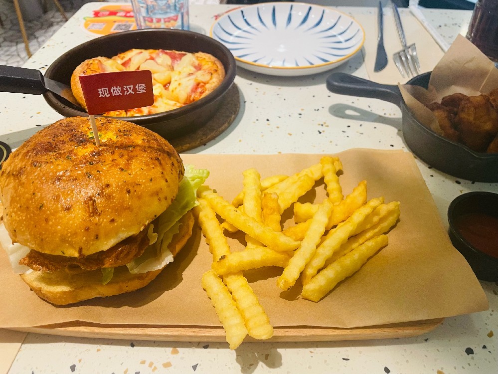 雞胸肉做漢堡包怎么腌制？掌握這幾招，口感鮮嫩又多汁！