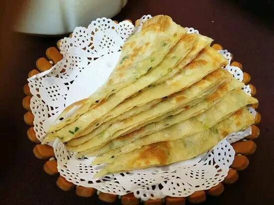學(xué)做蔥油餅去哪里學(xué)？選對培訓(xùn)，快速掌握技巧！