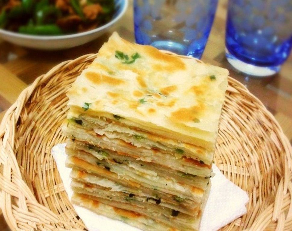 學(xué)做蔥油餅去哪里學(xué)？選對培訓(xùn)，快速掌握技巧！