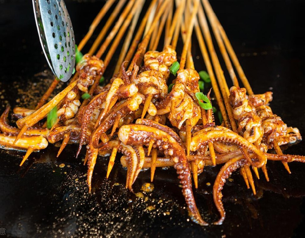 鐵板魷魚擺攤賺錢嗎？技術(shù)穩(wěn)口味正，生意爆到排隊！