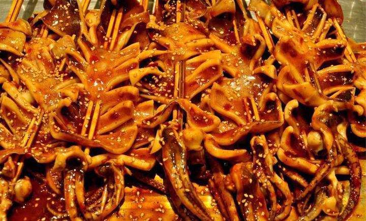 鐵板魷魚擺攤賺錢嗎？技術(shù)穩(wěn)口味正，生意爆到排隊！
