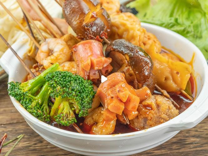 一天賣50碗麻辣燙掙多少錢？成本利潤一算清，開店擺攤都靠譜！