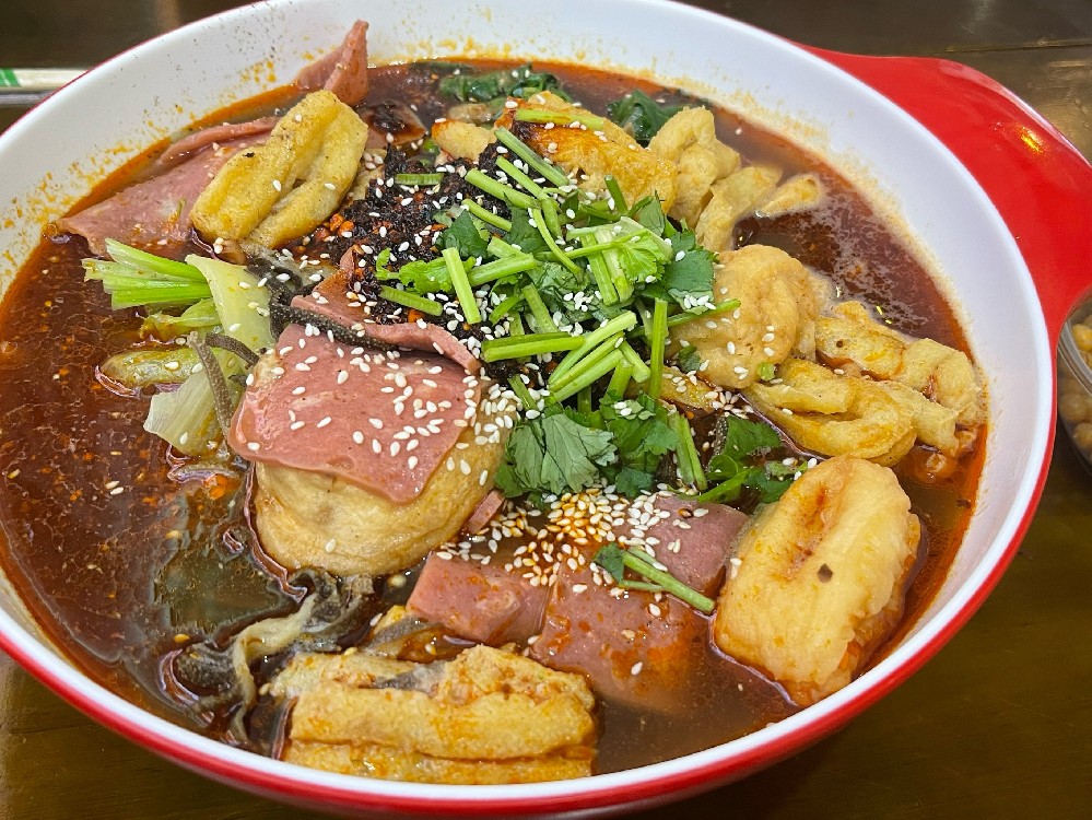 一天賣50碗麻辣燙掙多少錢？成本利潤一算清，開店擺攤都靠譜！
