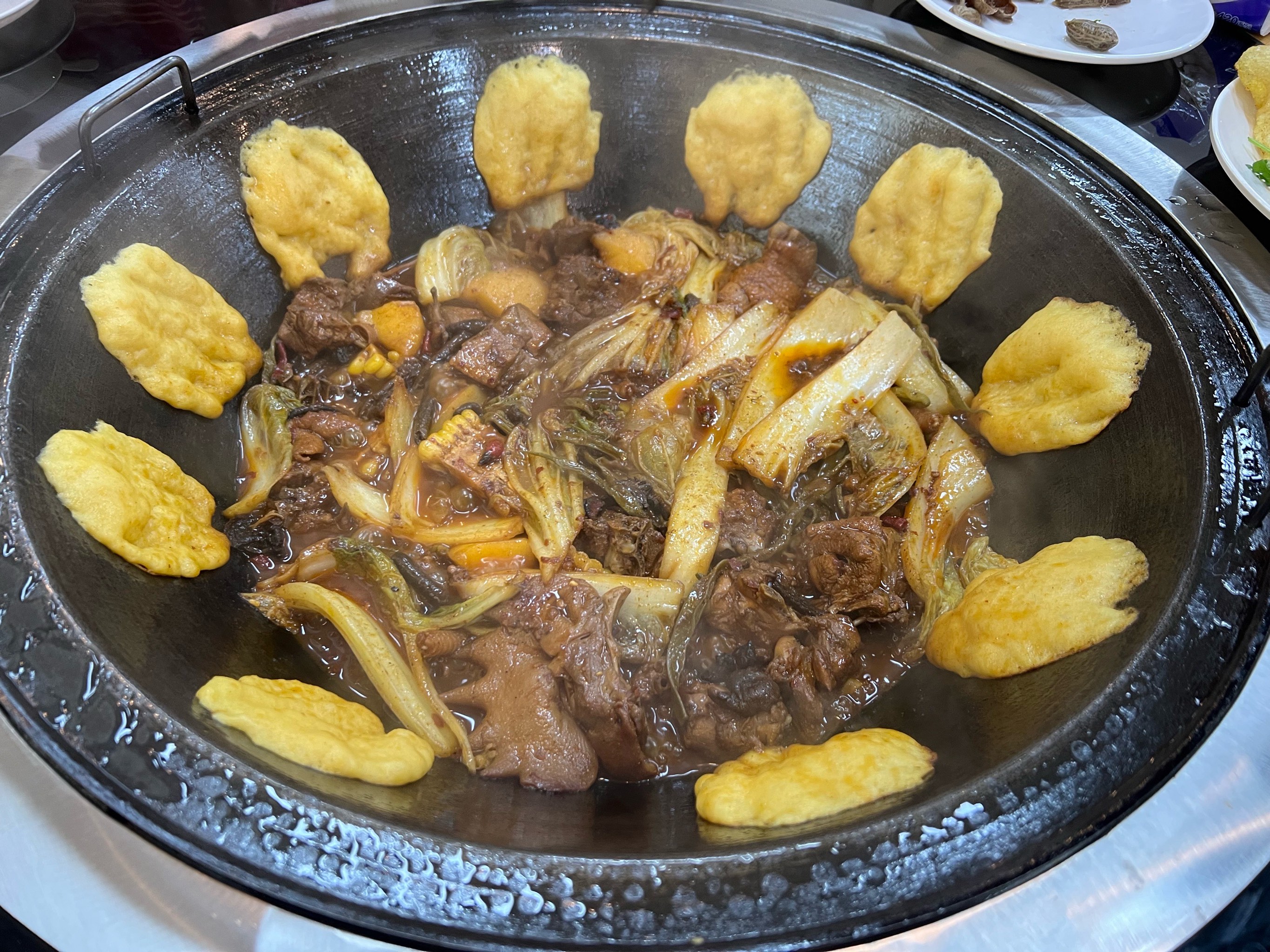 鐵鍋燉的利潤是多少？成本揭底，新手照做天天排隊(duì)！