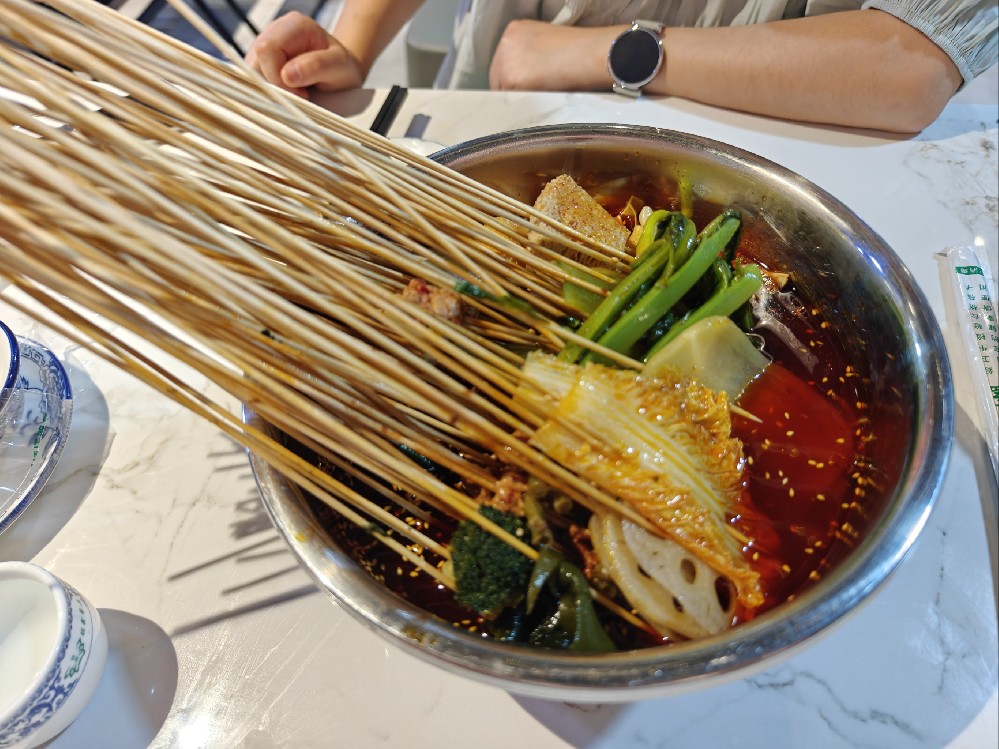 冷鍋串串放什么菜好吃？選對菜品一夜爆單，擺攤賺錢翻倍不是夢！