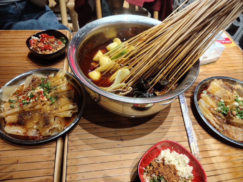冷鍋串串和缽缽雞有啥區(qū)別？弄明白這點(diǎn)，少走彎路，多賺幾年！