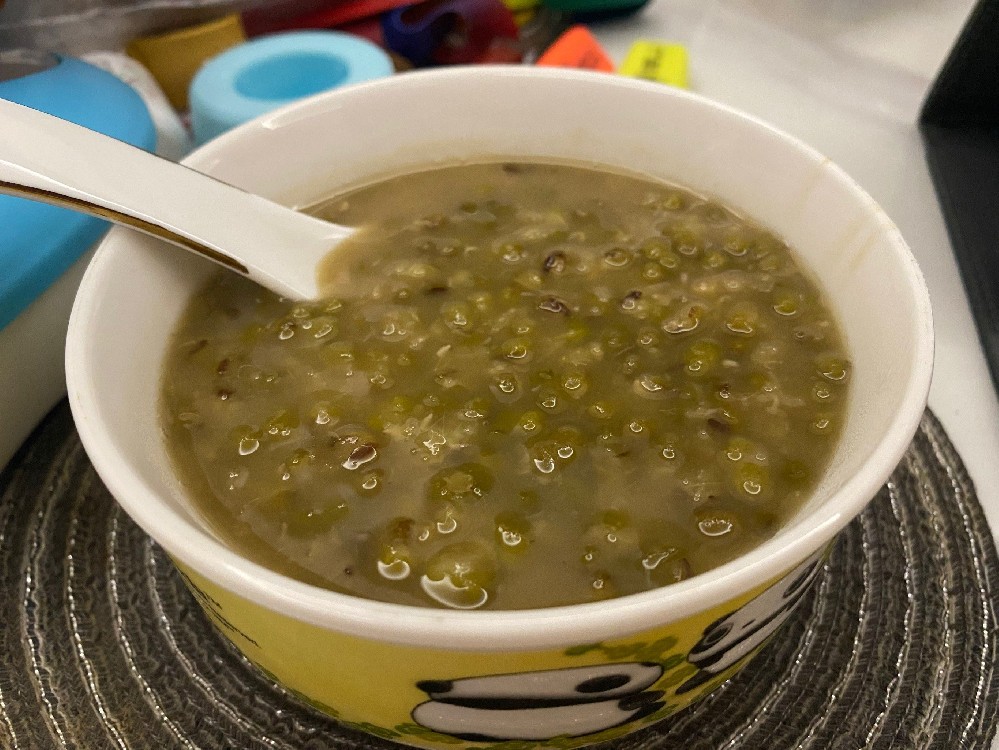 8 斤綠豆做冰鎮(zhèn)綠豆沙，100 多杯快速售罄