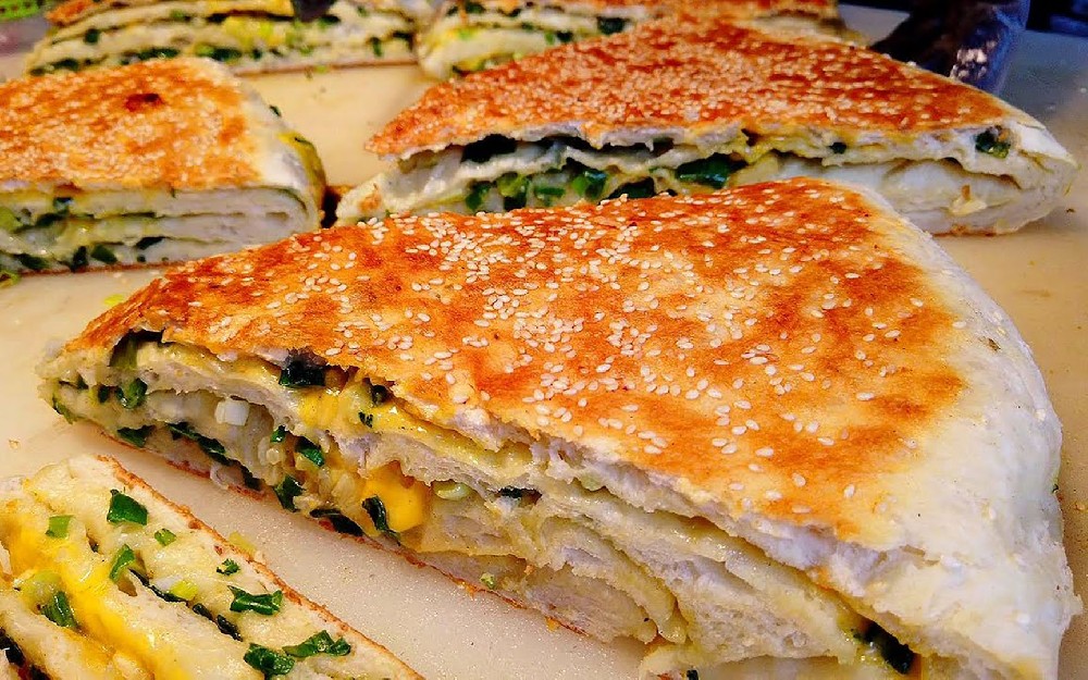 香蔥大餅一天賣(mài)多少錢(qián)？成本低出餐快，學(xué)會(huì)技巧輕松找到賺錢(qián)門(mén)路！