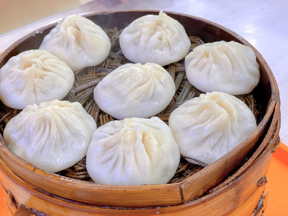 擺攤賣灌湯包好賣么？創(chuàng)業(yè)小吃選品有講究，學(xué)會(huì)核心技術(shù)才能穩(wěn)住客源！