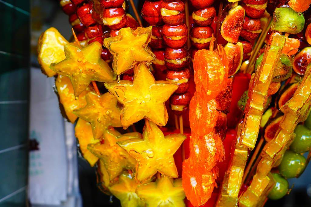 冰糖葫蘆生意好做嗎？從小吃街火爆現(xiàn)象聊開店避坑經(jīng)驗(yàn)！