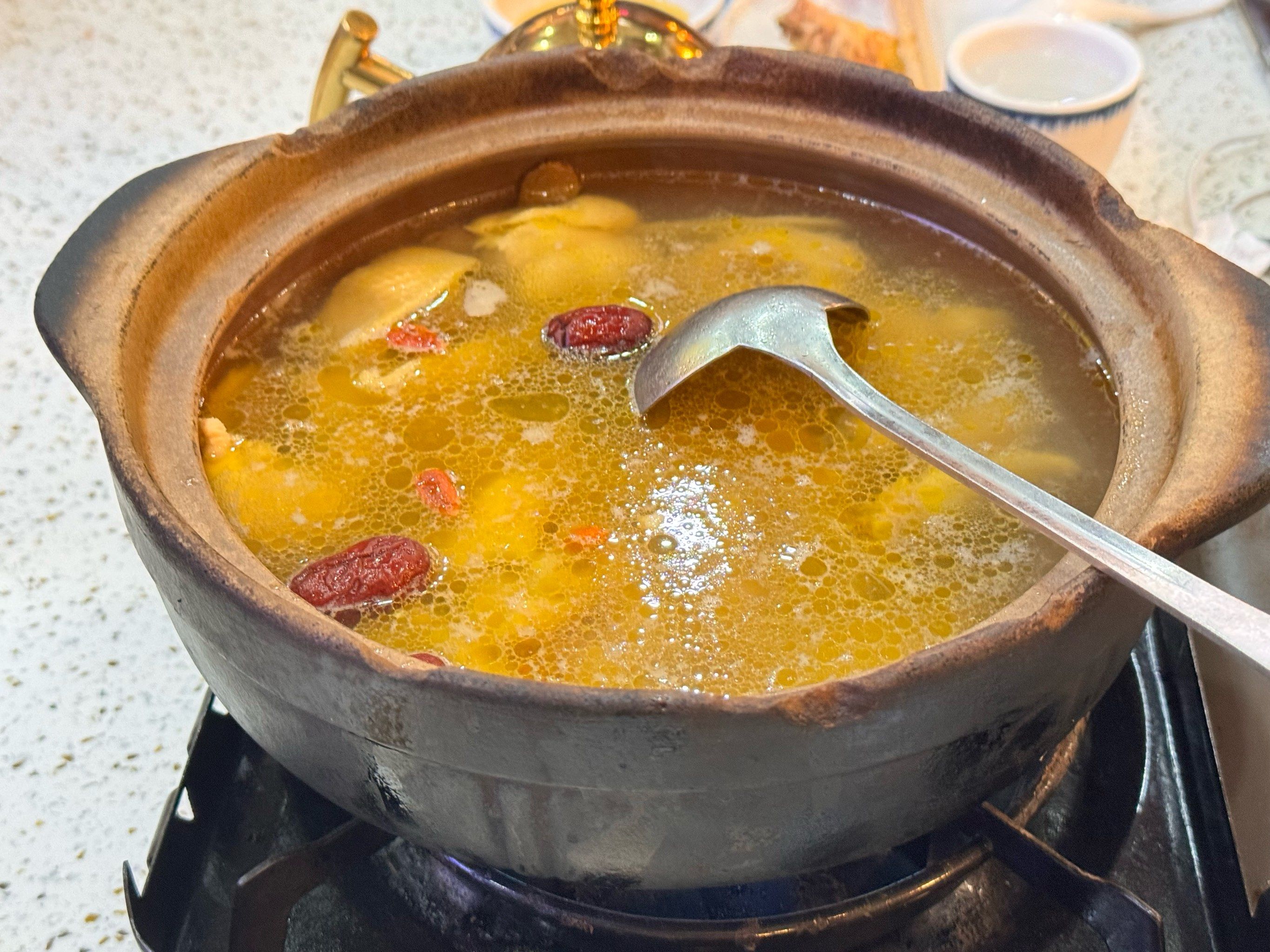 打邊爐和火鍋到底有什么區(qū)別？原來(lái)廣東人這碗湯講究到每一口都是靈魂！