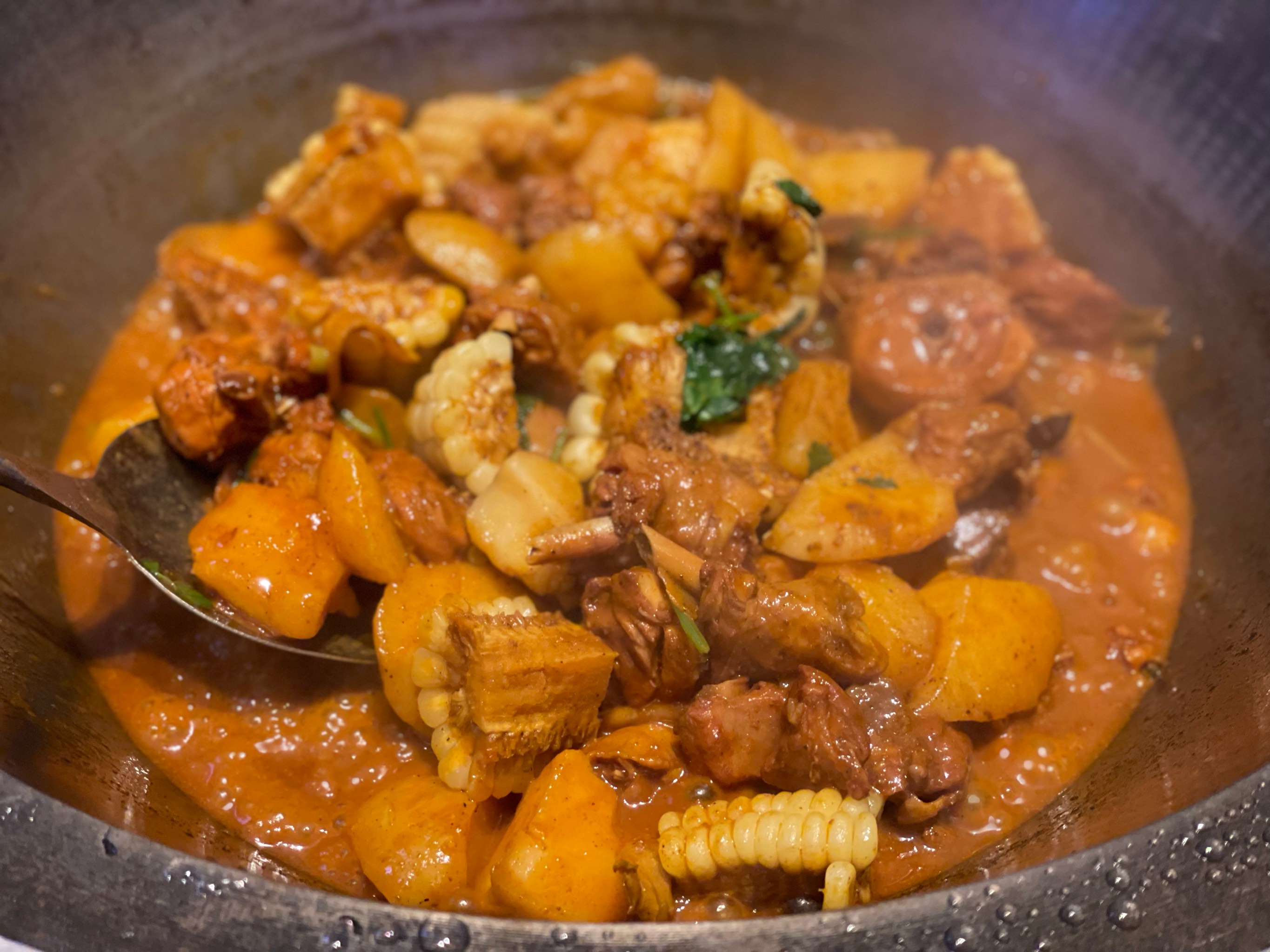 東北正宗鐵鍋燉配方揭秘？老味道才是回頭客秘訣，學(xué)好技術(shù)開店更穩(wěn)！