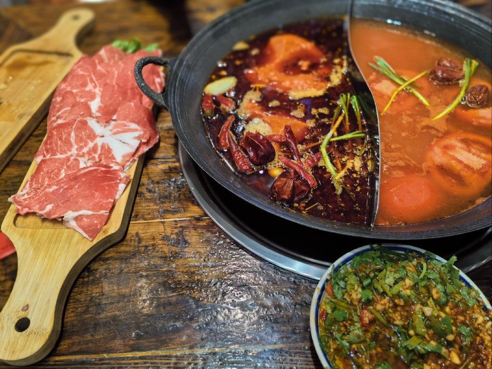 地攤火鍋賺錢嗎？成本小生意大，學(xué)好技術(shù)擺攤也能月入不愁！