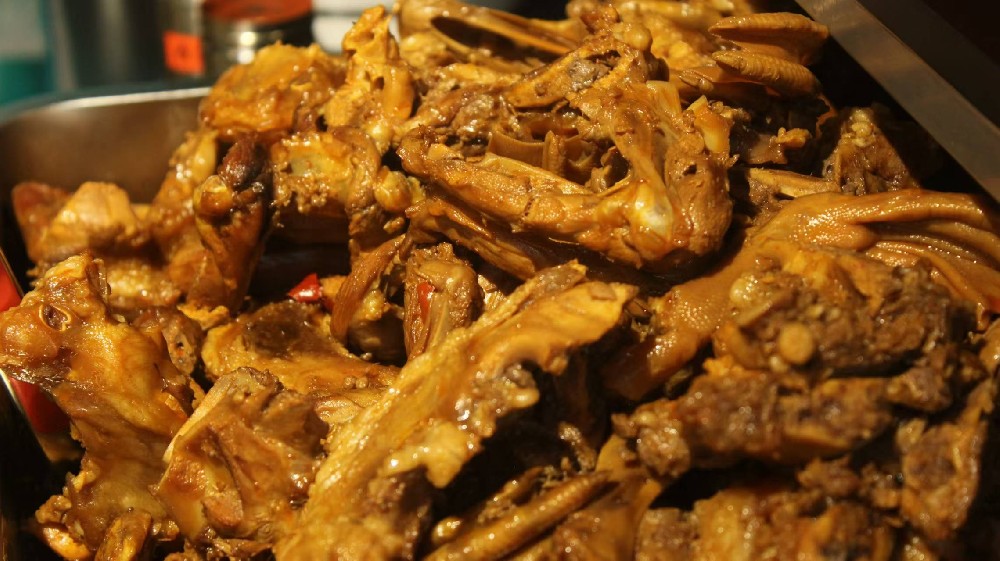 鹵味培訓(xùn)學(xué)校哪家好？掌握核心鹵料配方，才是鹵味創(chuàng)業(yè)的真正起點(diǎn)！